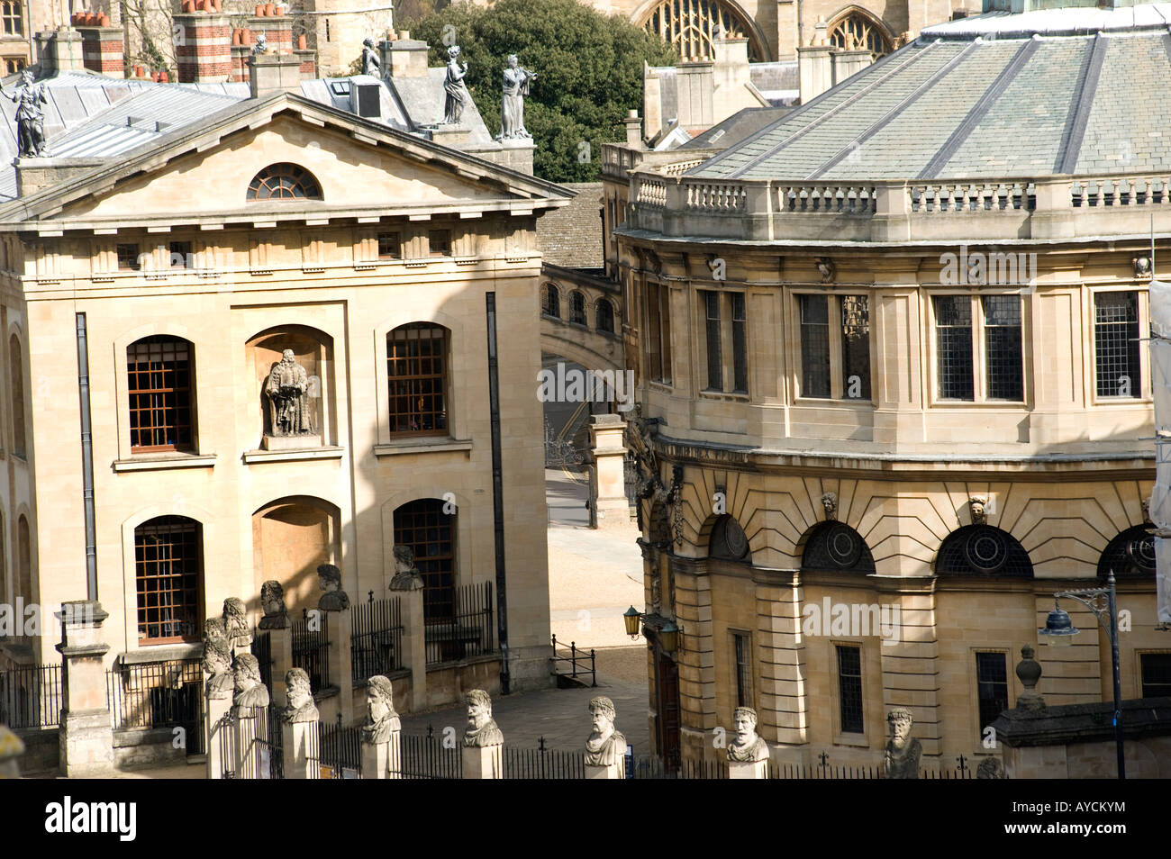 Das Zentrum der Universität von Oxford ist die Clarendon Gebäude links und Sheldonian richtige plus im Hintergrund New College etc. Stockfoto