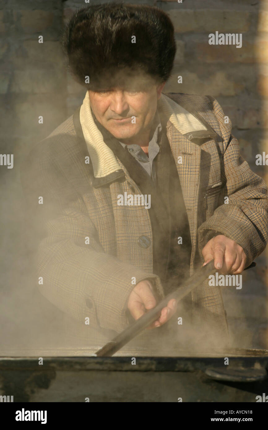 Mann auf der Straße, Usbekistan Kochen Stockfoto
