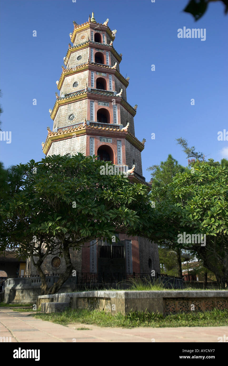 Thien Mu Pagode Turm neben Parfüm Fluss Hue Zentralvietnam Stockfoto
