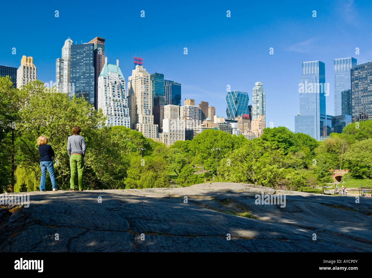 New York City, Central Park im Frühling mit Blick auf Midtown Manhattan Skyline einschließlich das Time Warner Center. Stockfoto