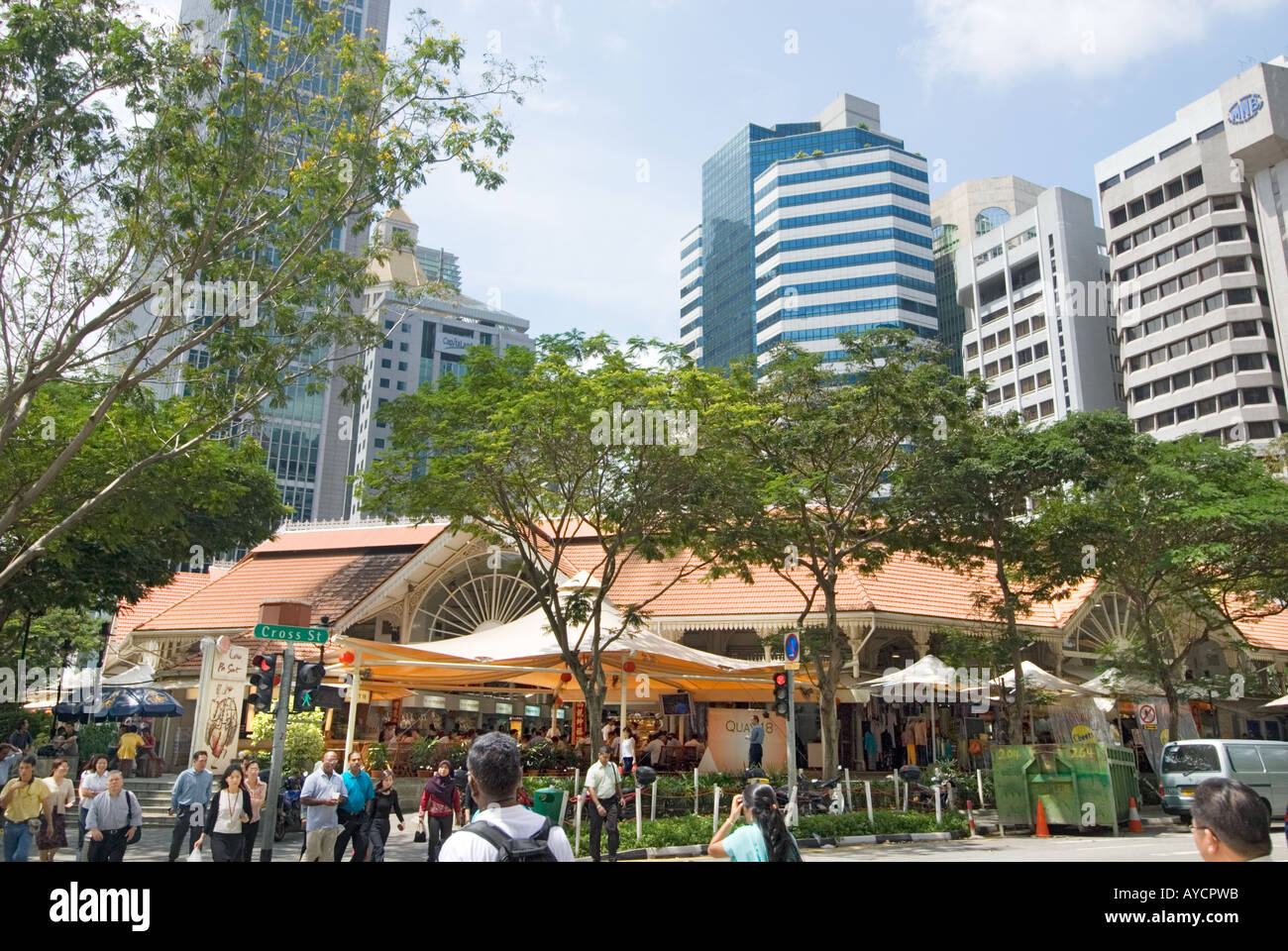 die wohl bekannteste Newton Hawker Center Innenstadt CROSS Street Food Ständen Gerichte Singapur Asien Stockfoto