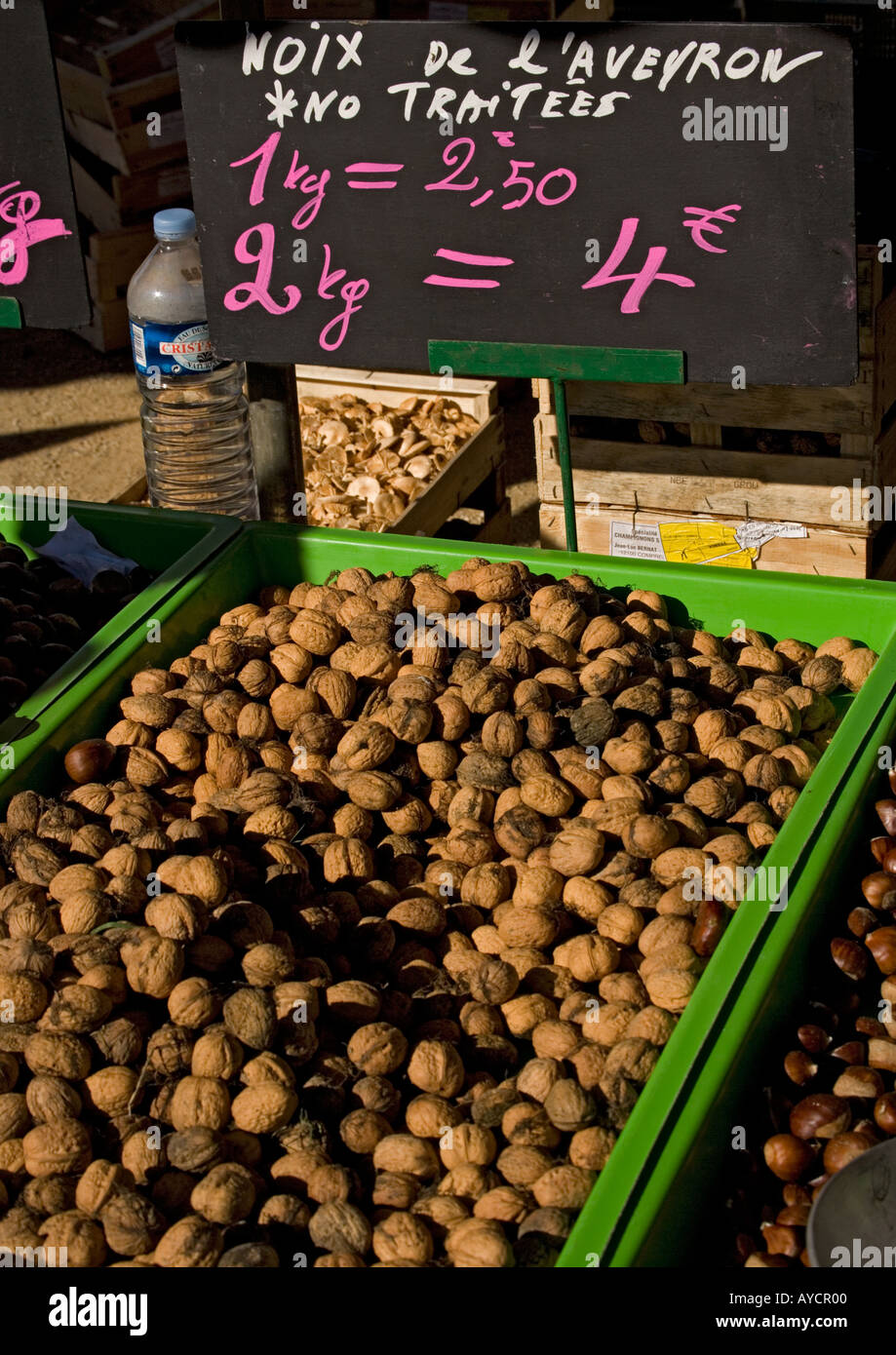 Markttag in Stes Maries De La Mer Camargue Oktober Walnüsse zu verkaufen, Frankreich Stockfoto