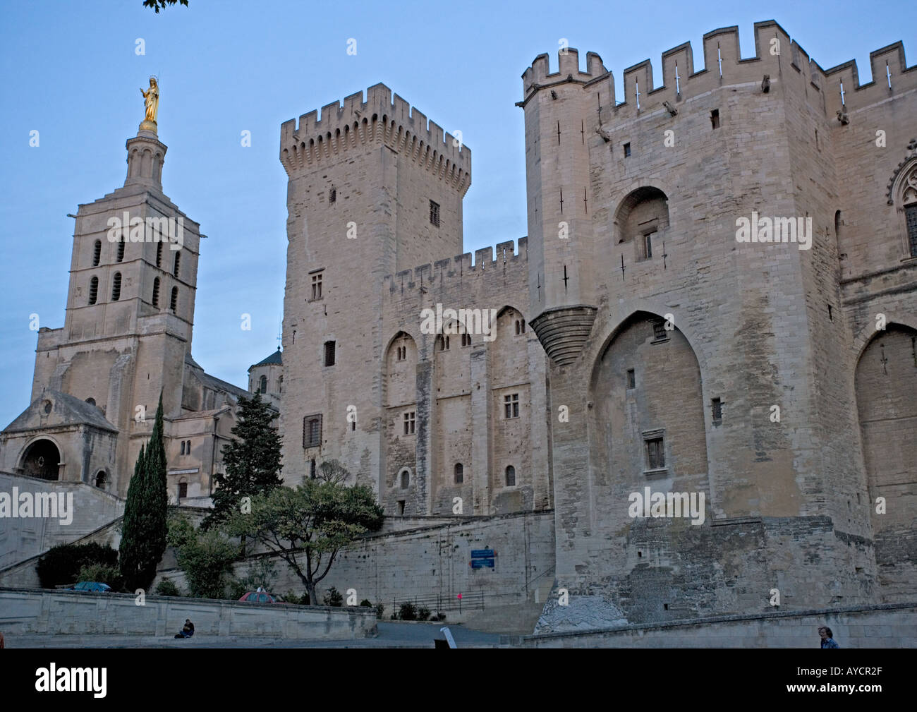Alten päpstlichen Palast in Avignon bei Dämmerung mit Flutlicht Frankreich Stockfoto