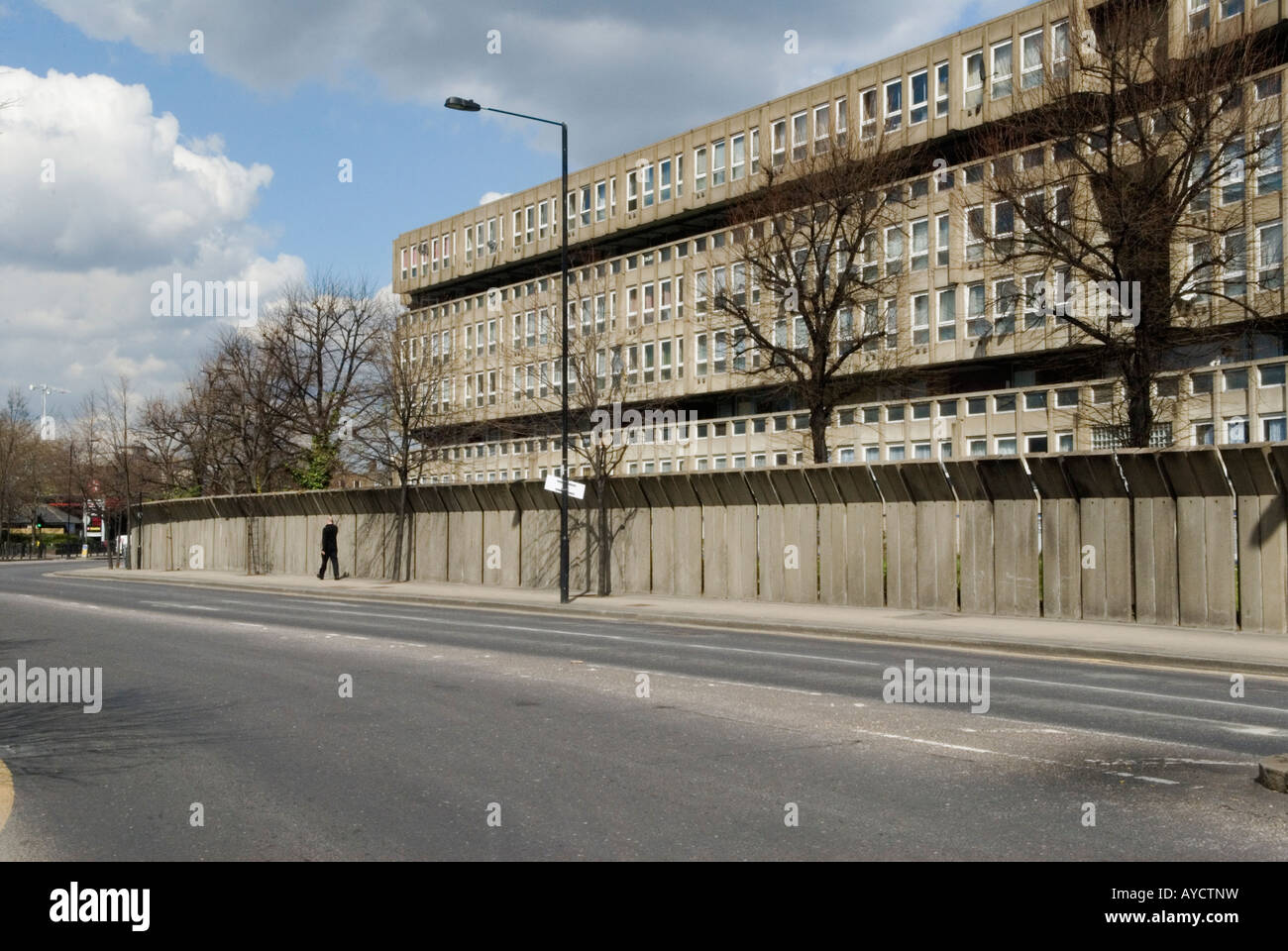 Brutalistische Architektur Robin Hood Gardens London council Housing Estate East London. Cotton Street E14 wurde in den 1970er 2008 2010 Jahren in Großbritannien gebaut. HOMER SYKES Stockfoto