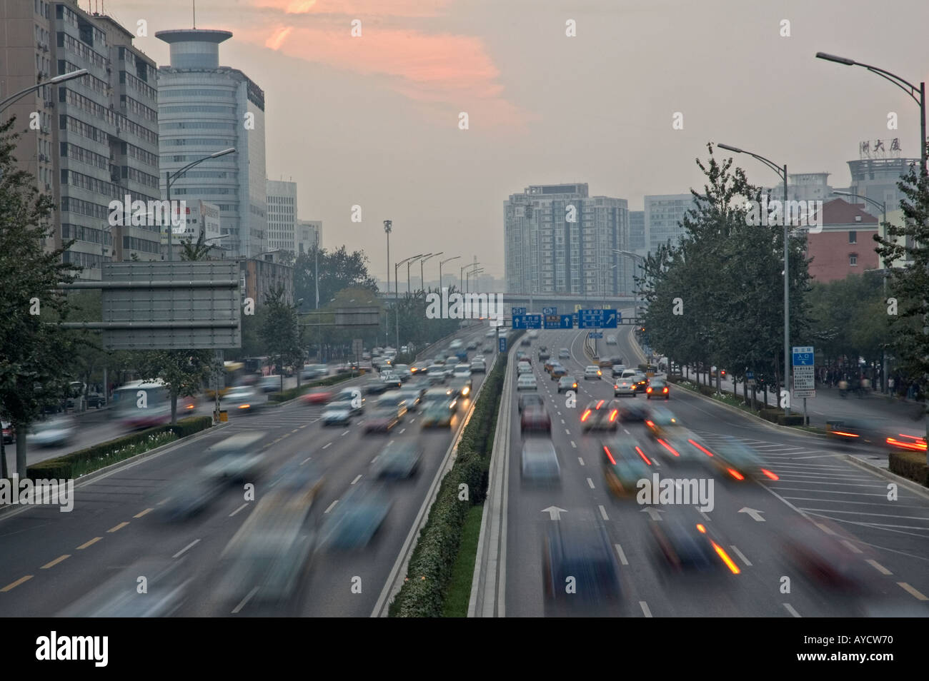 Abenddämmerung zeitliche Planung des Verkehrs und Autos auf der dritten Ringstraße, Peking, China Stockfoto