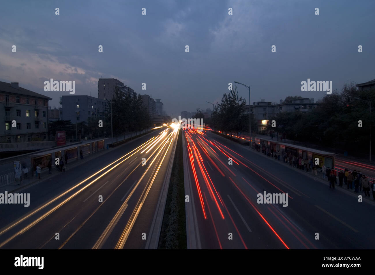 Nacht zeitliche Planung des Verkehrs und Autos auf der dritten Ringstraße, Peking, China Stockfoto