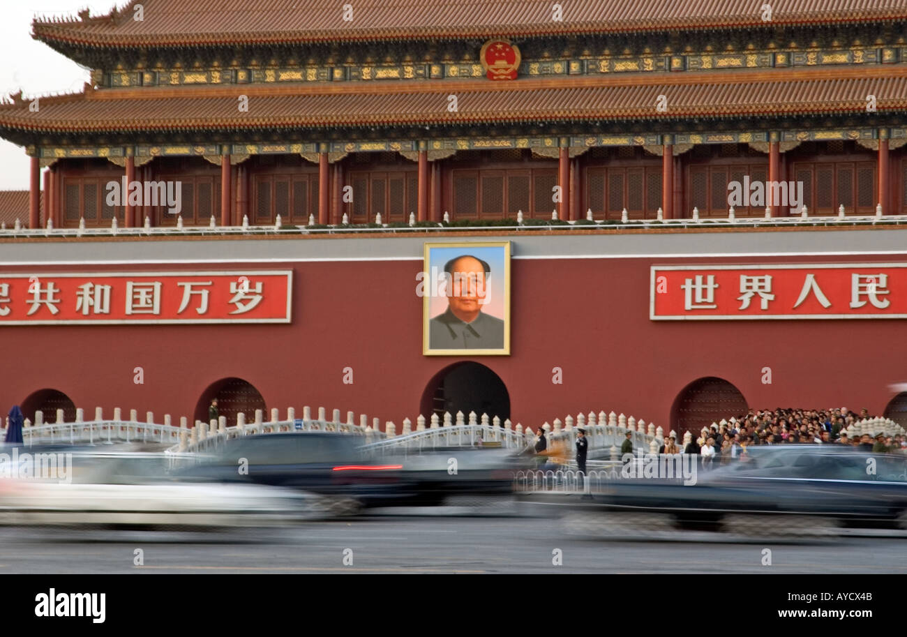 Verkehr und Autos nur unter Maos Tiananmen Square Porträt, Peking, China Stockfoto