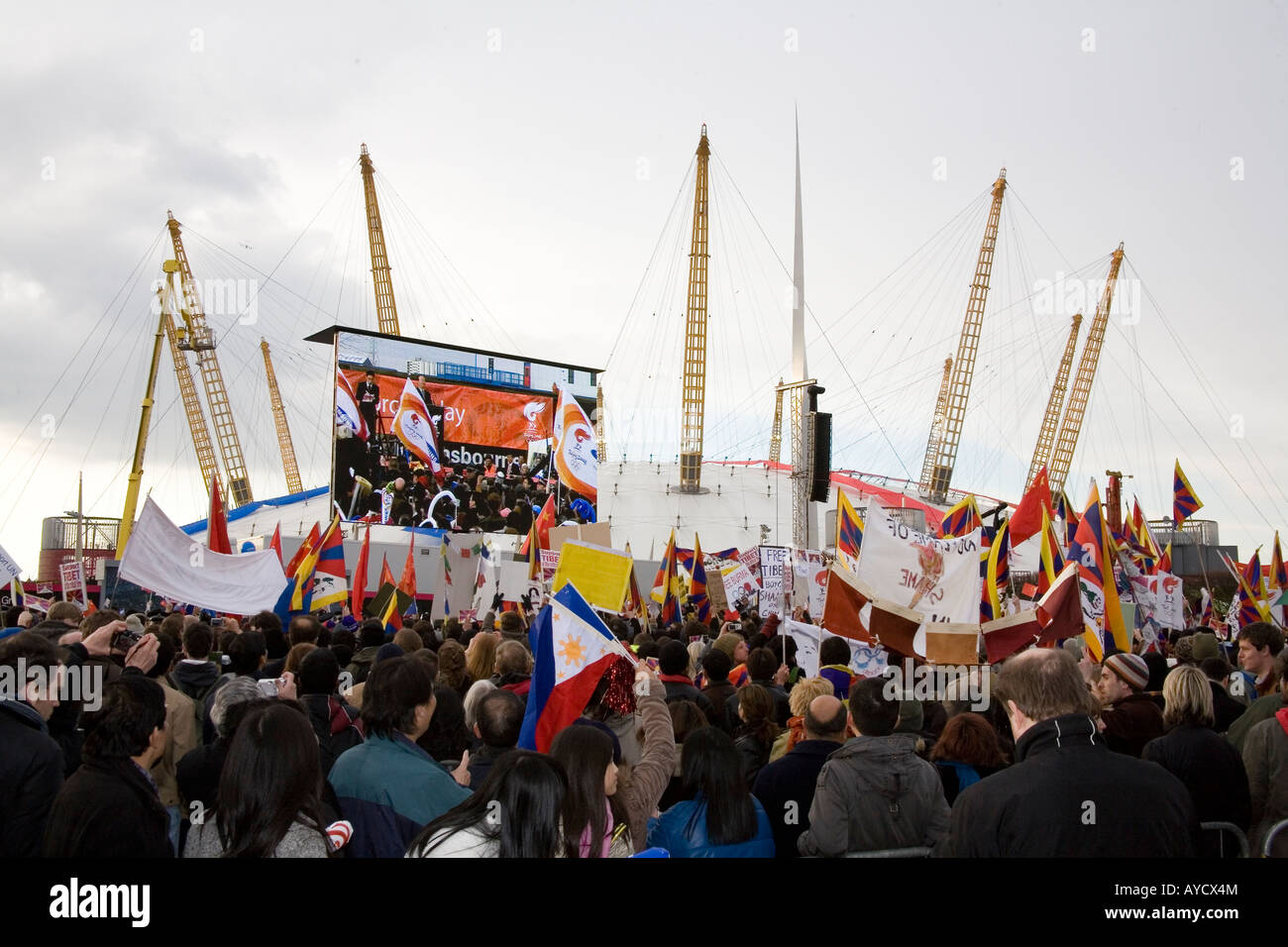 Tibet und Menschenrechte Anhänger protestieren gegen die Olympischen Spiele in Peking (2008) Fackelumzug durch London. Stockfoto