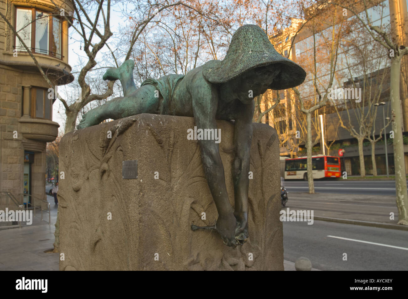 Skulptur eines jungen wit einen Frosch an Avinguda Diagonal in Barcelona an einem Februar-Morgen Stockfoto