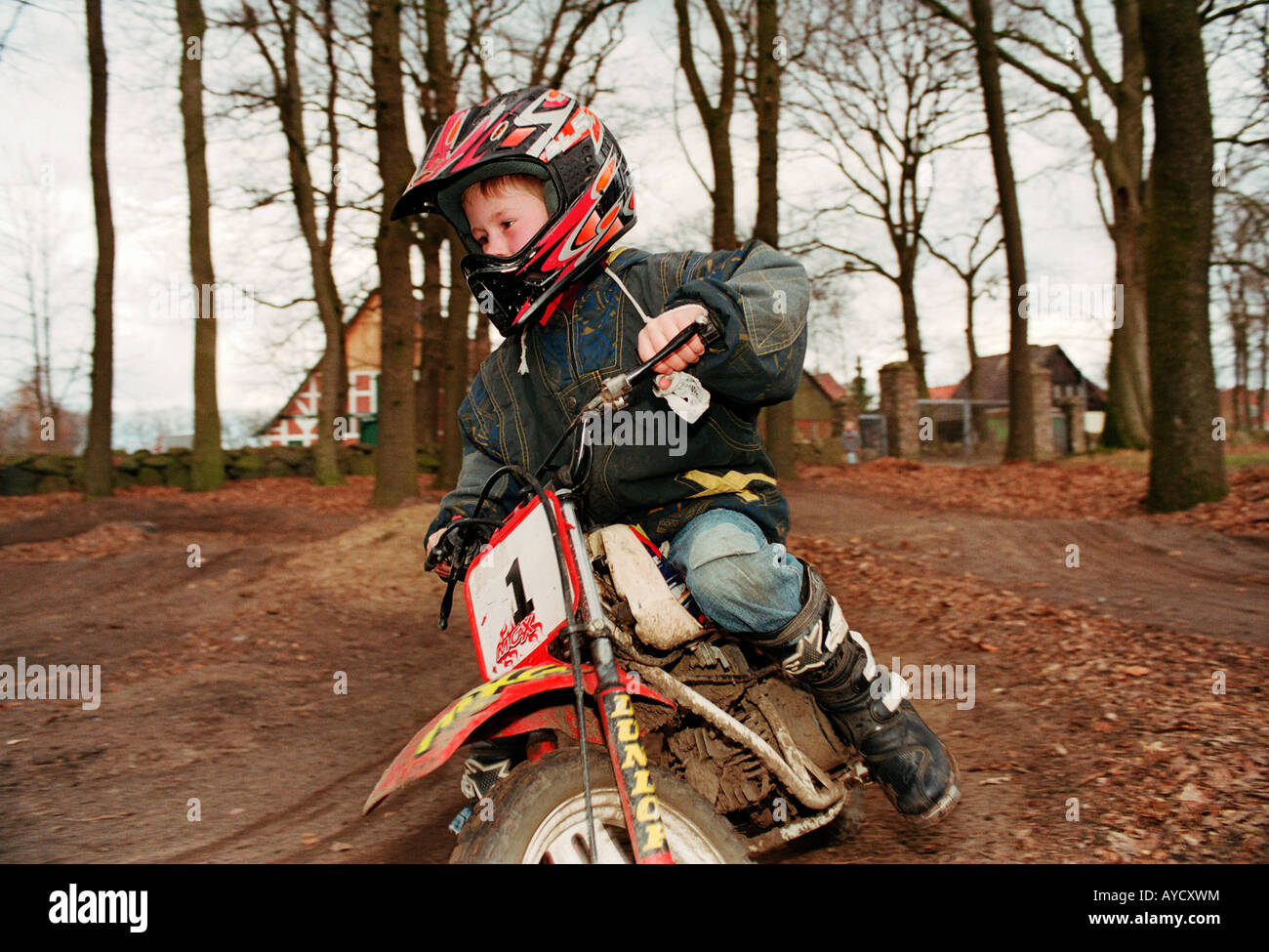 Kleiner Junge mit Motorrad in einem Garten, Heidenau, Deutschland