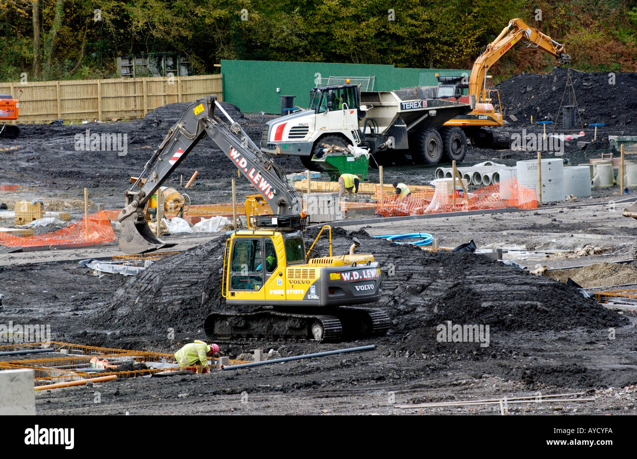 Neue Gehäuse auf einer Industriebrache ehemals ein tiefes Zeche Barratt Entwicklungen PLC Abercarn South Wales UK GB Stockfoto