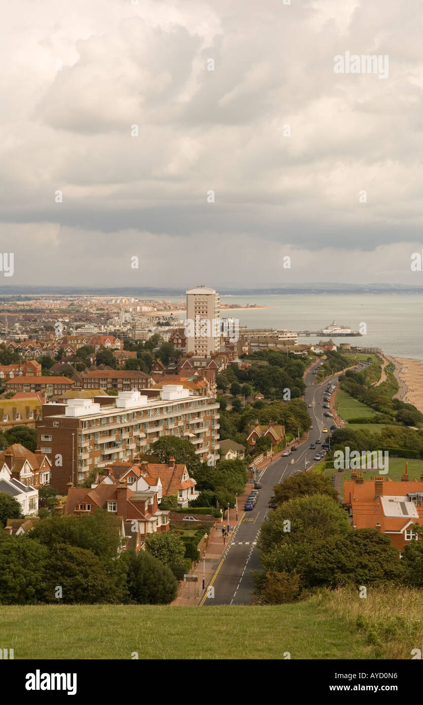 Blick nach Osten, über Eastbourne, East Sussex Großbritannien von der South Downs Way, Herzogss Laufwerk und König Edward Parade zeigen Stockfoto