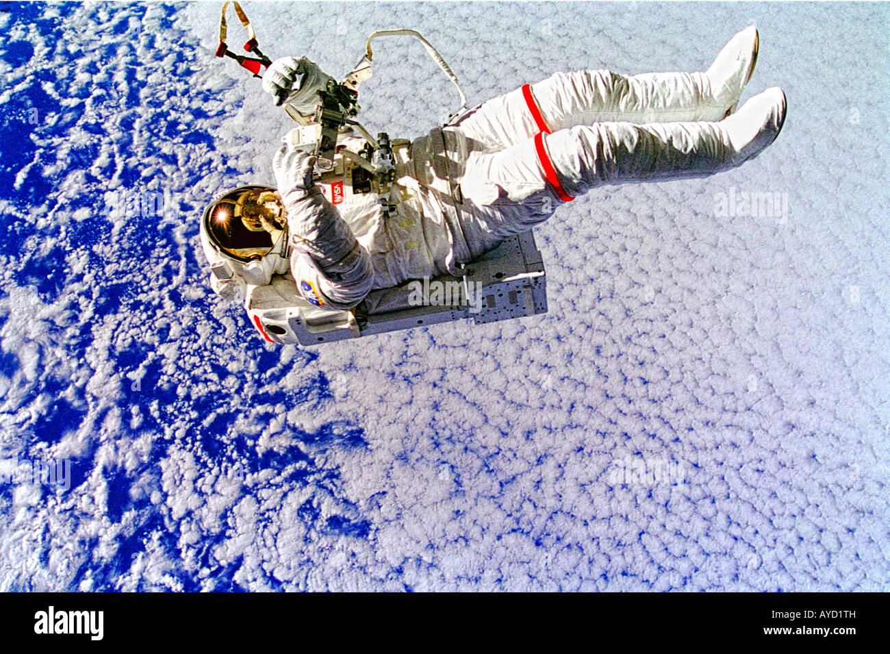 NASA-Astronauten schweben aus Space Shuttle angebunden Stockfoto