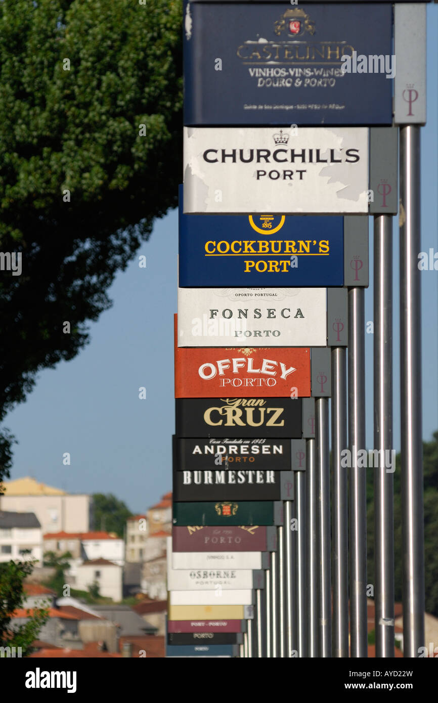 Porto Portugal Zeichen der berühmte Portwein Produzenten säumen die Promenade von Vila Nova De Gaia Stockfoto