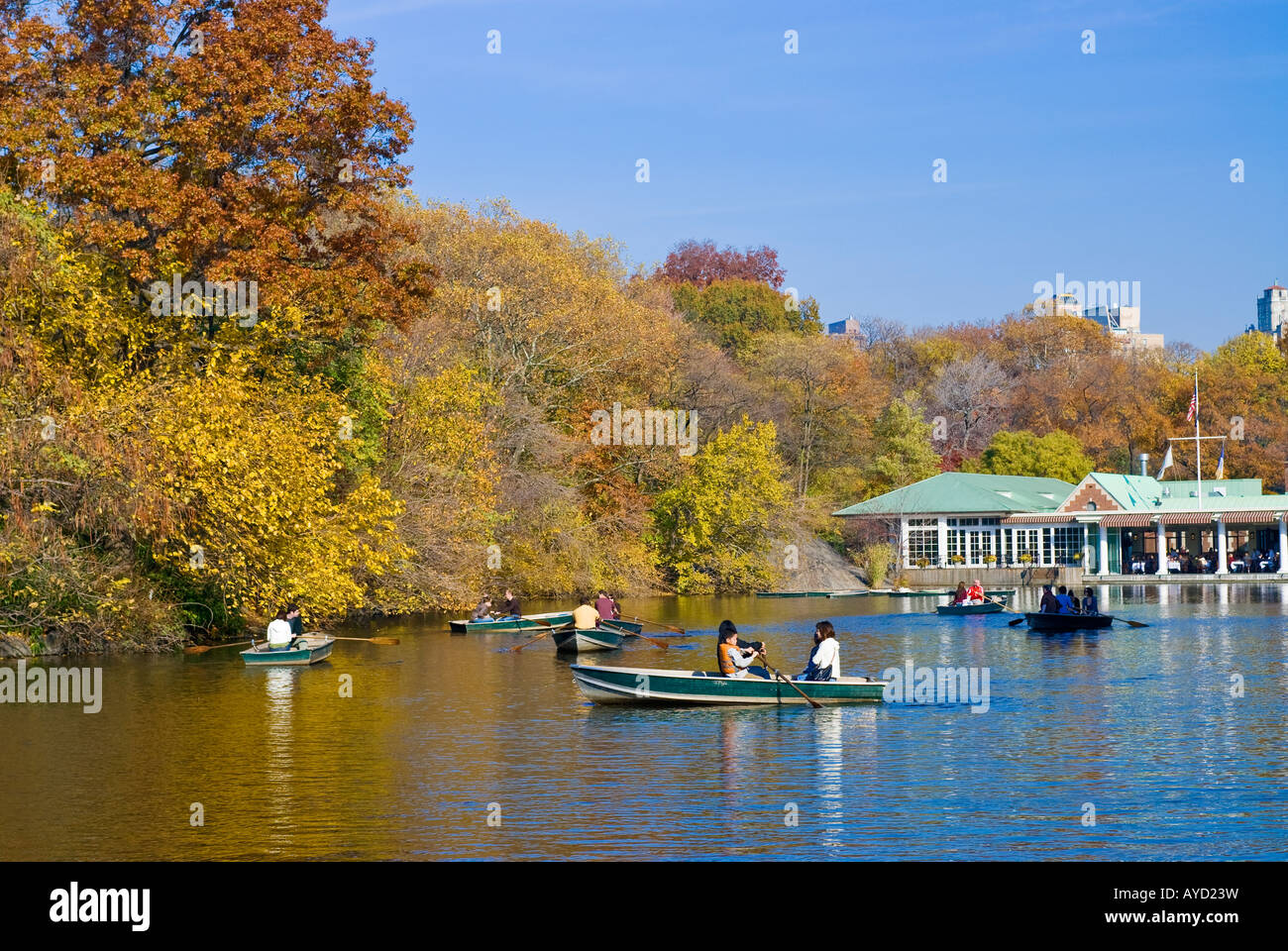 Central Park im Herbst, Ruderboote und Rowboating im Lake Boathouse, New York City Stockfoto