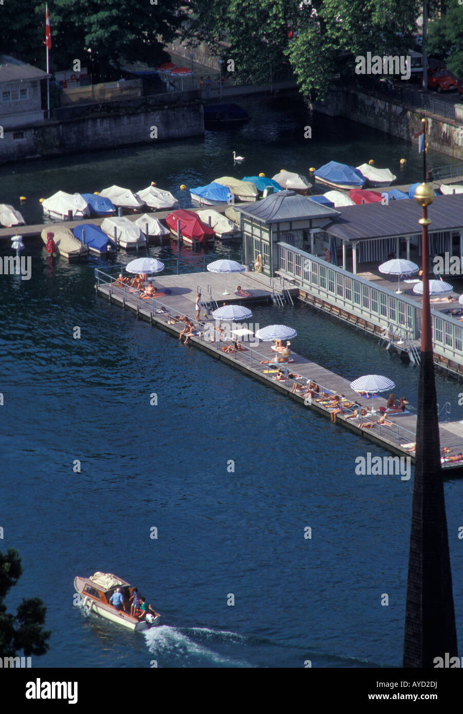 Menschen bei Frauenbades Bäder am Fluss Limmat in Zürich Schweiz Stockfoto