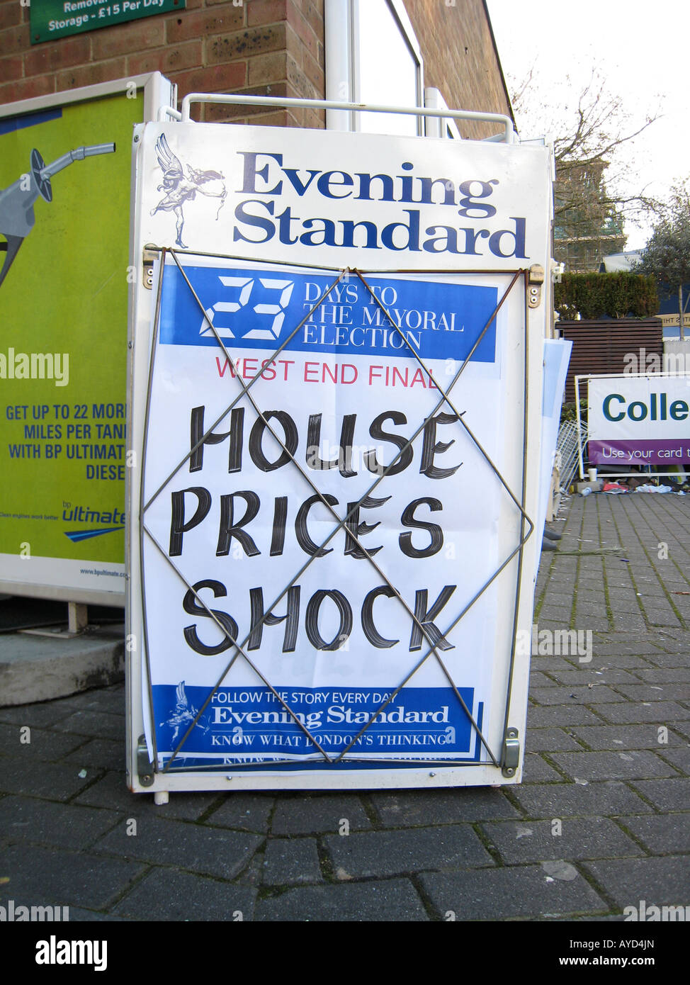 Haus Preise Schock Schlagzeile 8. April 2008 Evening Standard Zeitung Board in London UK Gehäuse Markt Stockfoto