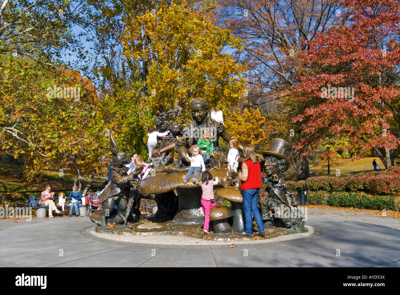 New York City, Klettern Kinder auf der "Alice im Wunderland"-Statue im Central Park im Herbst. Stockfoto