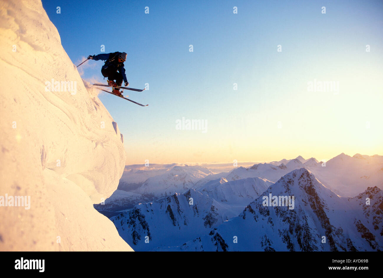 Extrem-Skifahren in der späten Nachmittagssonne in Alaska Stockfoto