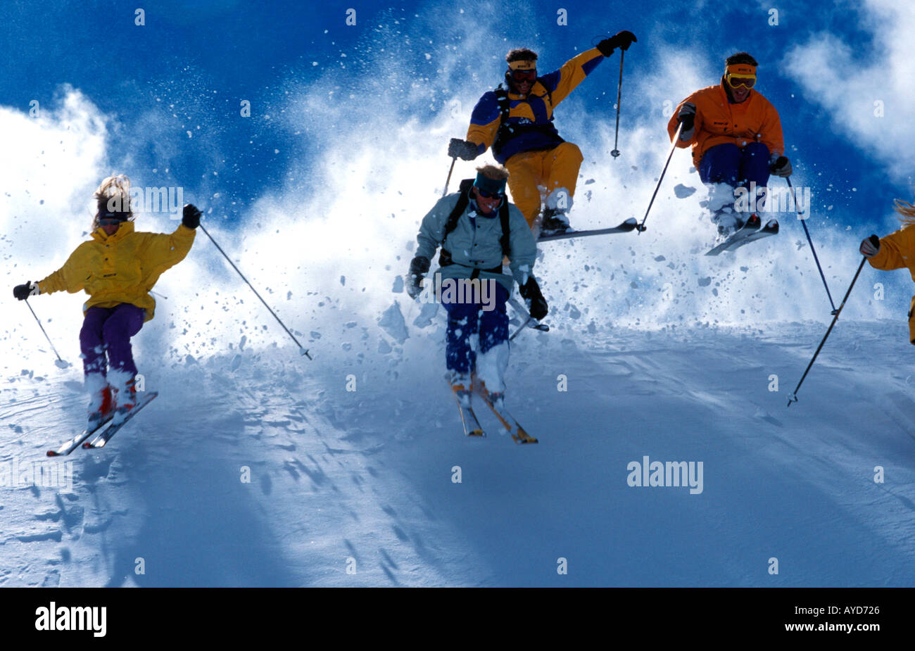 Gruppe von Skifahrern Schneegrat zusammen springen Stockfoto