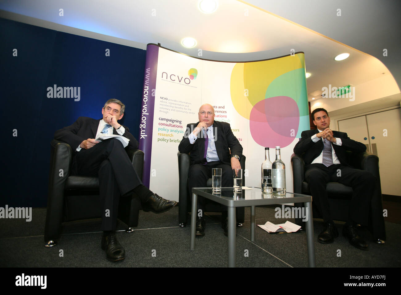 Premierminister Gordon Brown MP bei einem politischen Seminar in London mit junior Minister Ed Miliband und NCVO Stuart Etherington Stockfoto