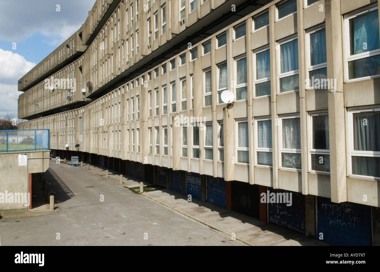 Robin Hood Gardens, London, ein Wohnhaus des gemeinderats East London E14 UK gegenüber Cotton Street E 14 England 2008 2000s UK HOMER SYKES Stockfoto