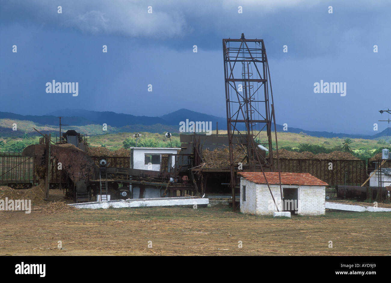Zuckerrohr Beeing übertragen von Traktoren, Eisenbahn mit alten Maschinen Valle San Luis oder Valle de Los Ingenios Kuba Stockfoto