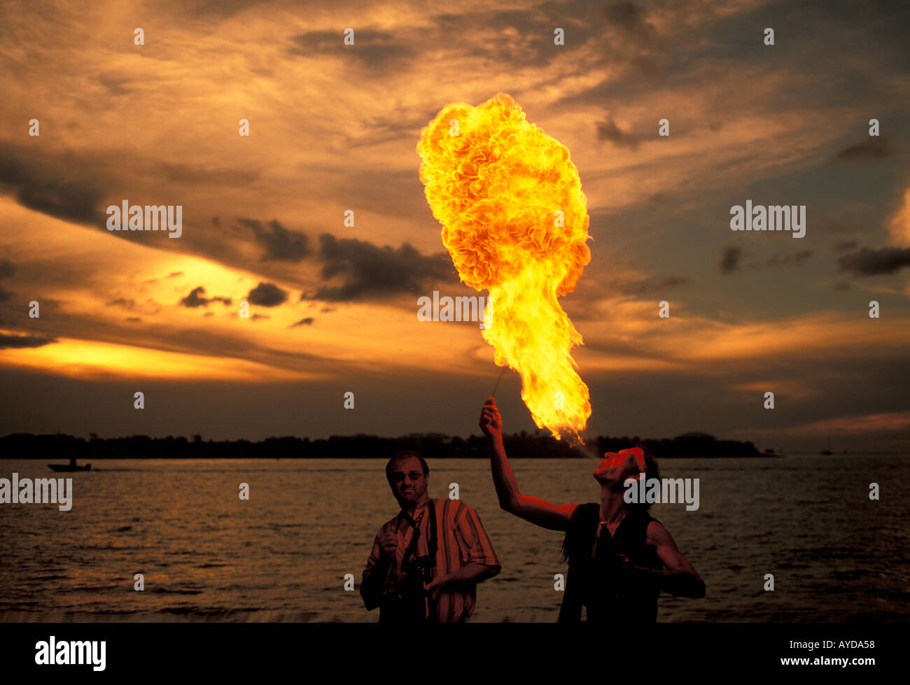 Key West FL Florida sunset Celebration Mann Feuer zu speien Stockfoto