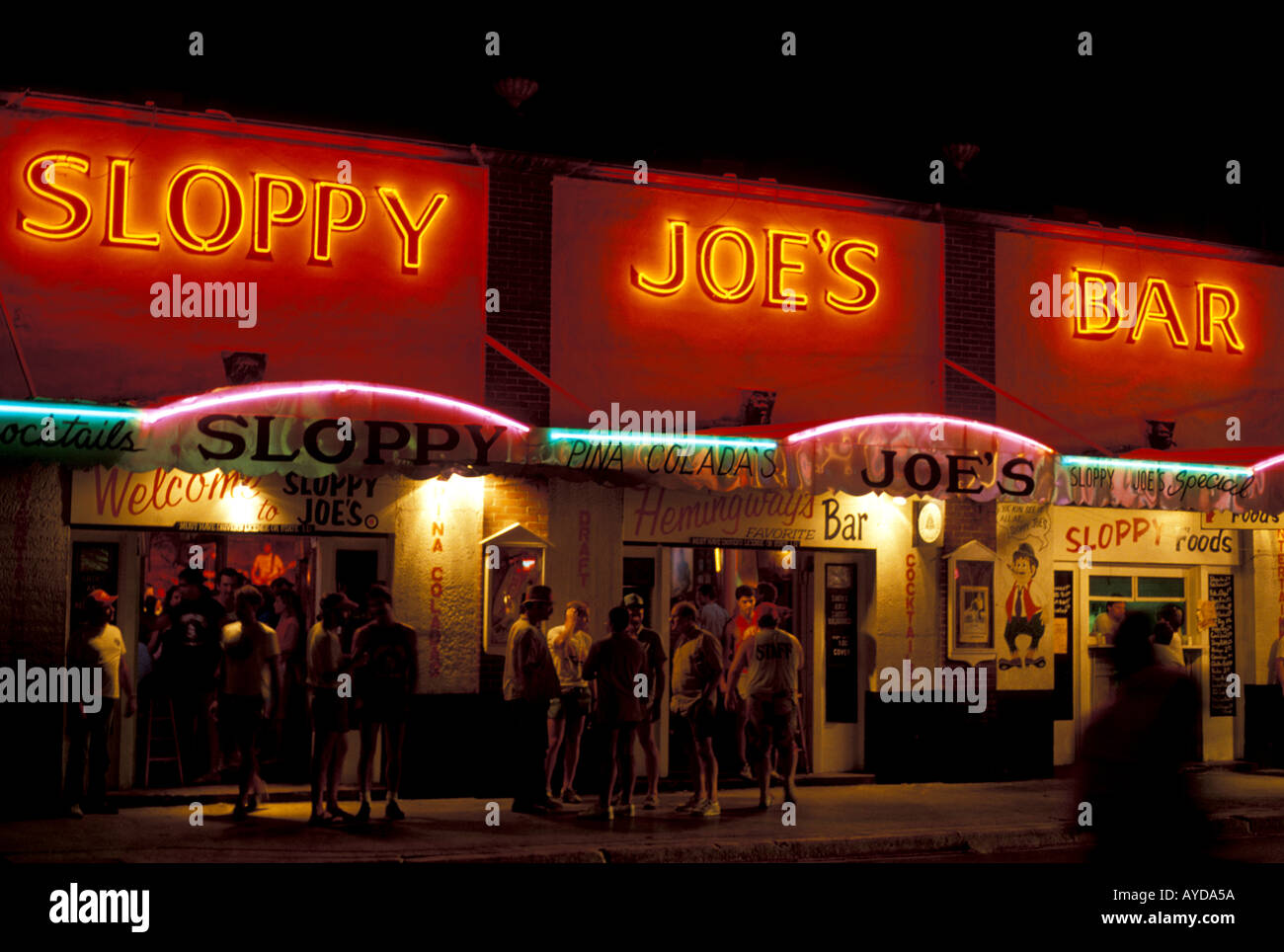 Key West Florida Florida Sloppy Joes Bar 201 Duval Street in der Nacht, Neonlicht und Touristenrummel Stockfoto