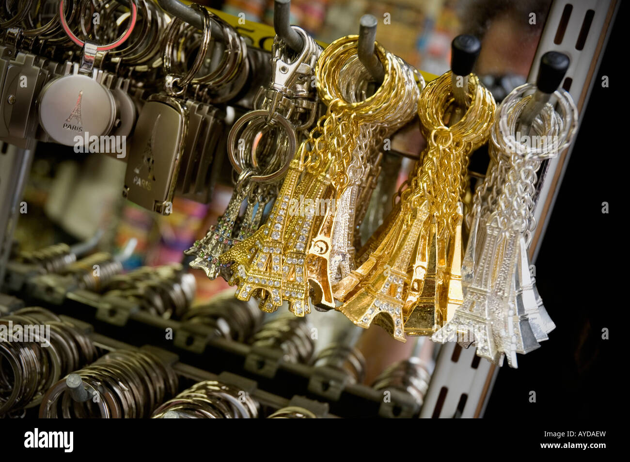 Souvenir-Schlüsselanhänger in Paris, Frankreich. Stockfoto