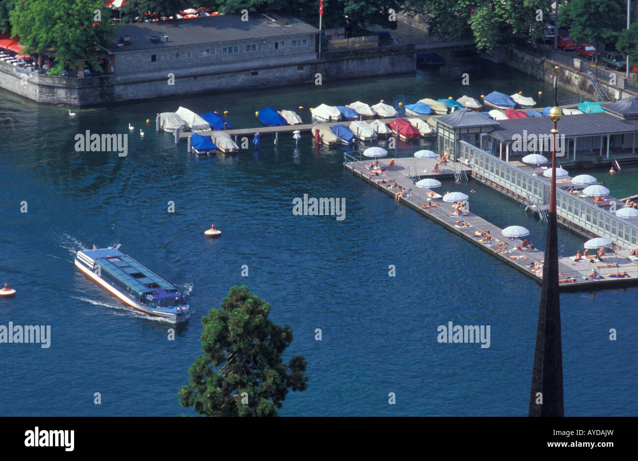 Menschen bei Frauenbades Bäder am Fluss Limmat in Zürich Schweiz Stockfoto