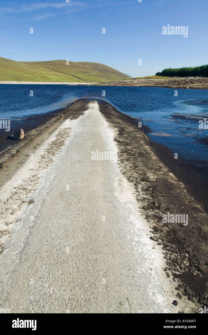 die alte Straße Reavealed durch Dürre am Loch Glascarnoch, Hochland, in der Nähe von Ullapool, Schottland, Vereinigtes Königreich Stockfoto