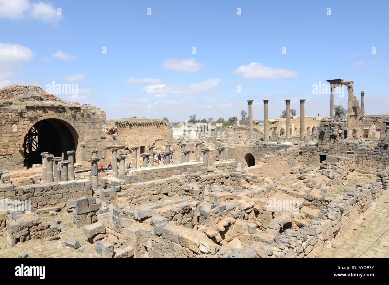 Römische Ruinen und Säulen in Bosra, ein Prime archäologische und touristische Ort in Syrien. Stockfoto