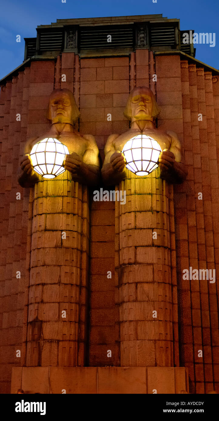 Die riesigen Granit-Wachen vor dem Helsinki-Bahnhof wurden modelliert, von Emil Wikstrom, Helsinki, Finnland, Europa. Stockfoto