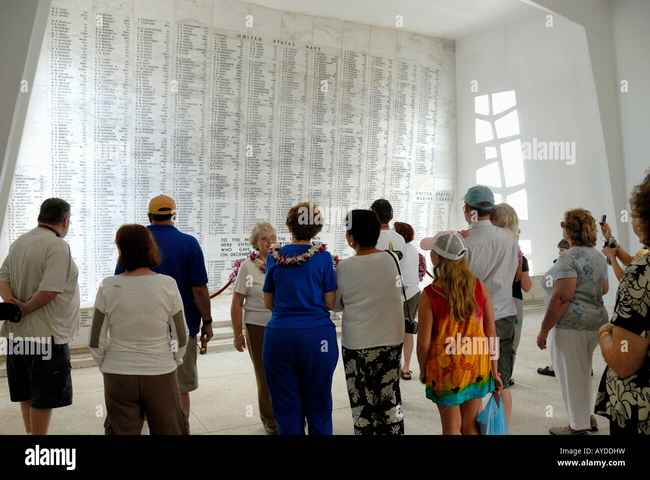 Besucher eine Hommage an die USS Arizona Memorial Schrein Zimmer Pearl Harbor auf der Insel O'ahu Hawaii Stockfoto