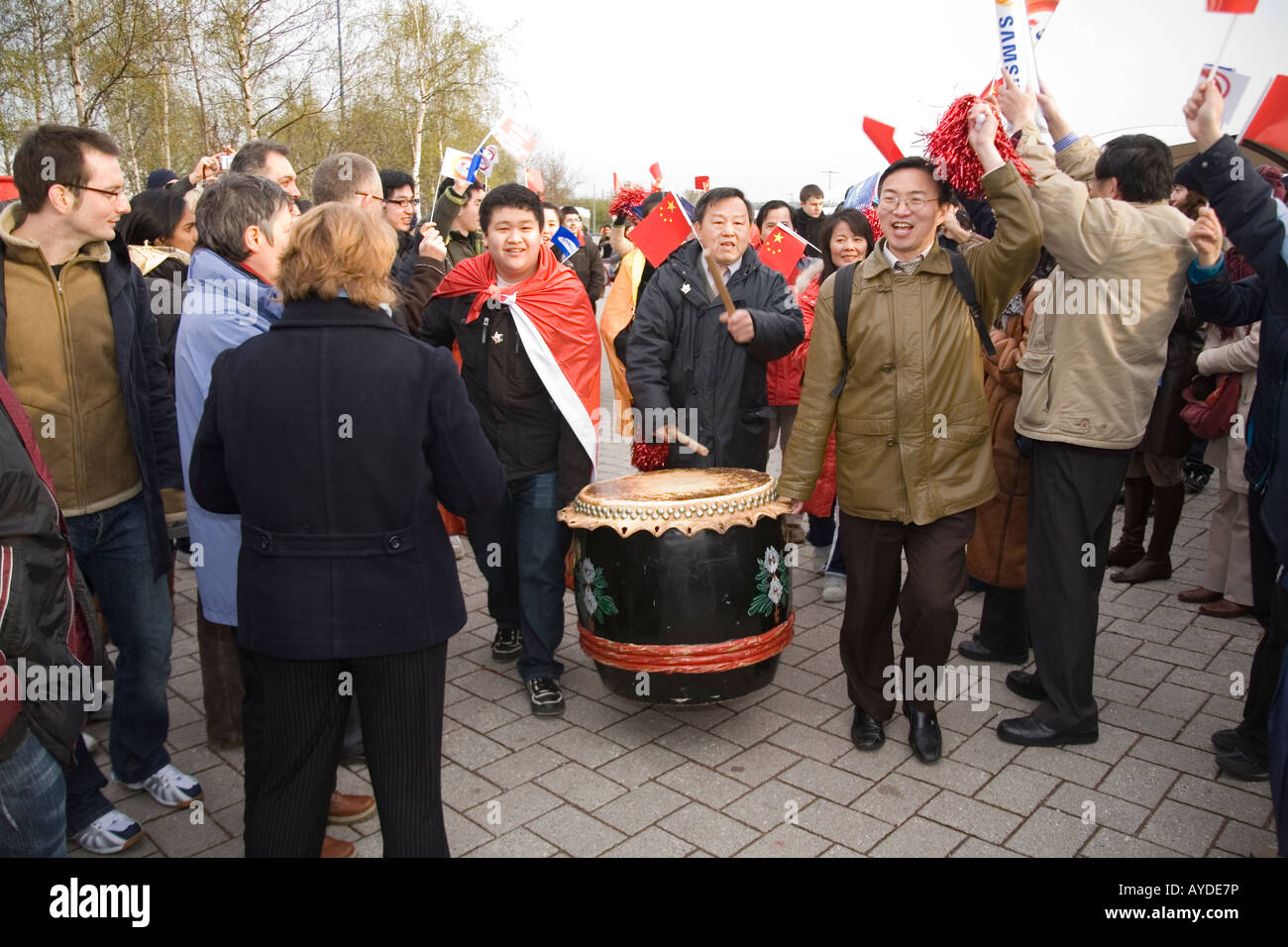 Pro Beijing 2008 Olympic Games-Fans, eine große traditionelle Trommel zu spielen. Protestieren gegen die tibetische Freiheit-Befürworter. Stockfoto