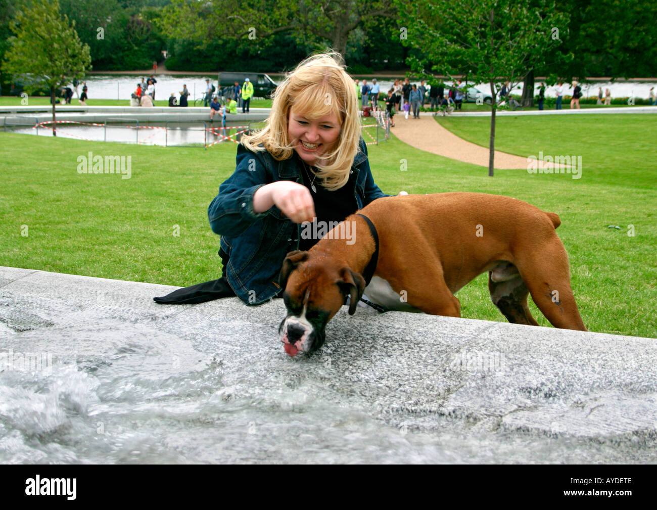 Frau und Hund "Diana, Princess of Wales Memorial Fountain", Hydepark, London, england Stockfoto