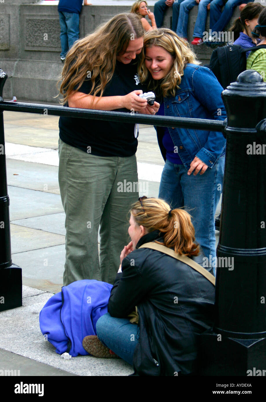 Frauen mit Blick auf Foto auf der Rückseite einer Digitalkamera, London, england Stockfoto