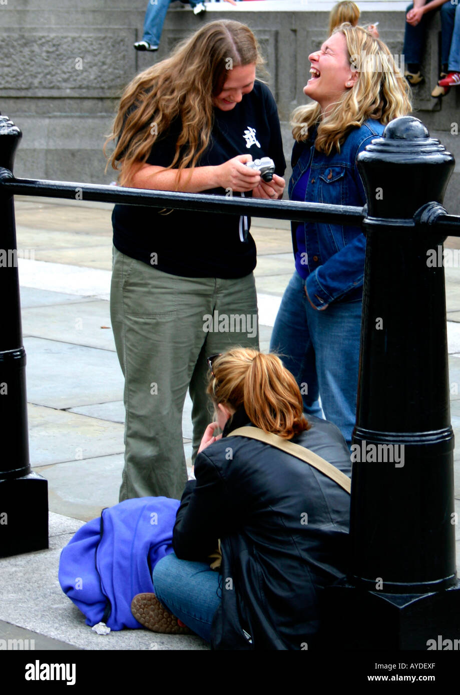 Frauen lachen Foto auf der Rückseite einer Digitalkamera, London, england Stockfoto