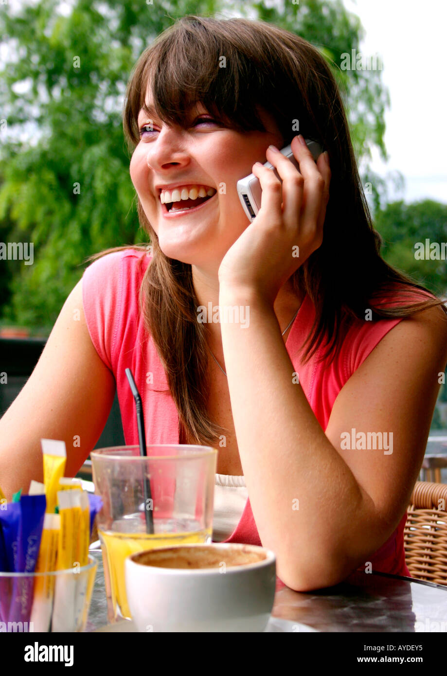 Frau am Telefon, lachen Stockfoto
