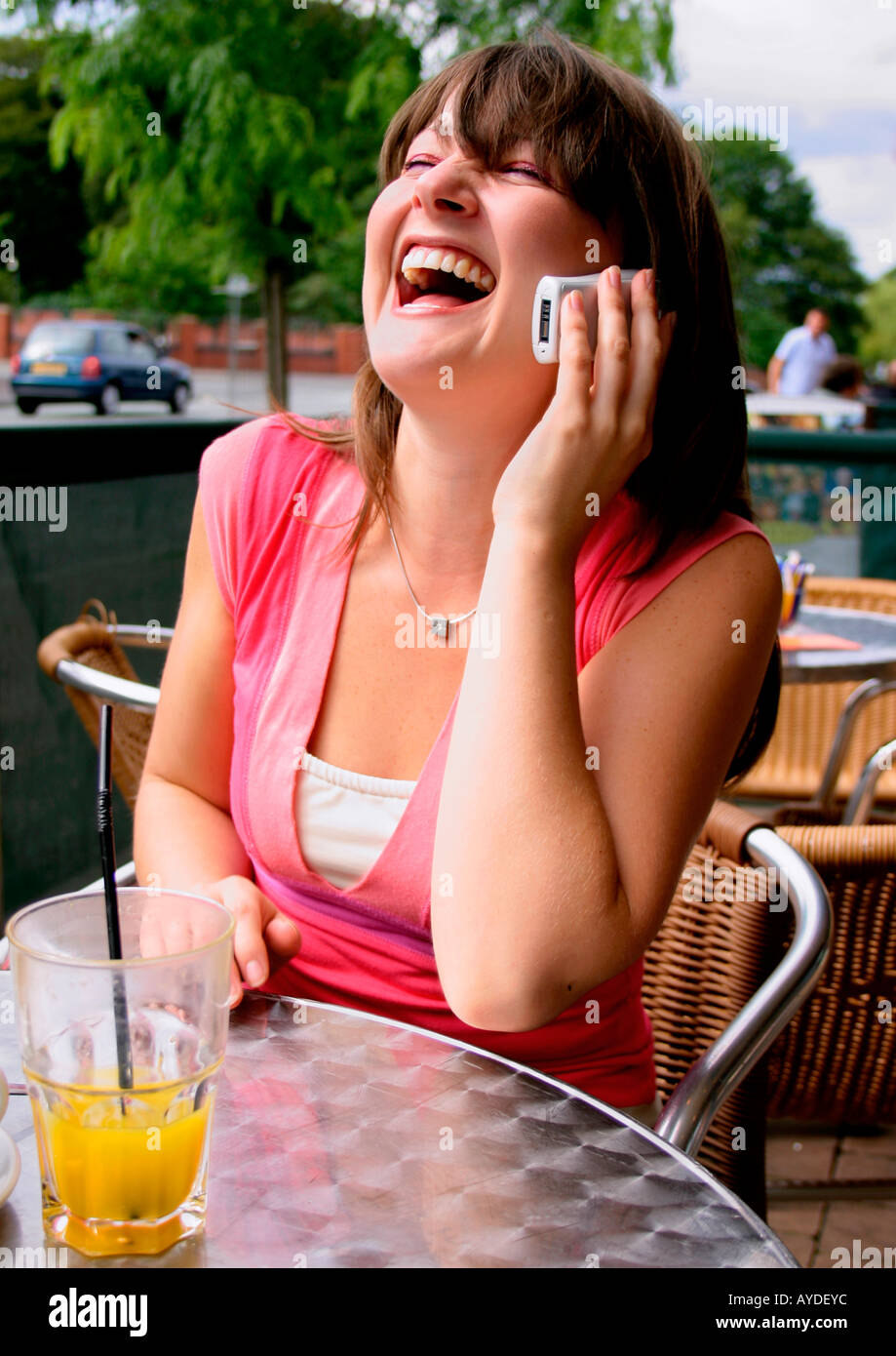 junge Frau am Telefon, lachen Stockfoto