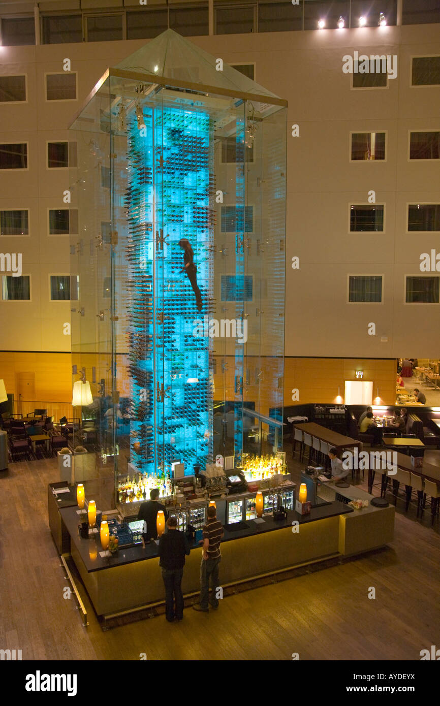 Radisson SAS Hotel London Stansted Airport Essex Europa s nur Wine Tower mit fliegenden Engeln Akrobaten Stockfoto