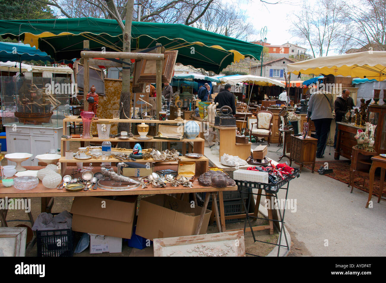 Französische Straße Markt verkaufen Antiquitäten, Nippes und brocante Stockfoto