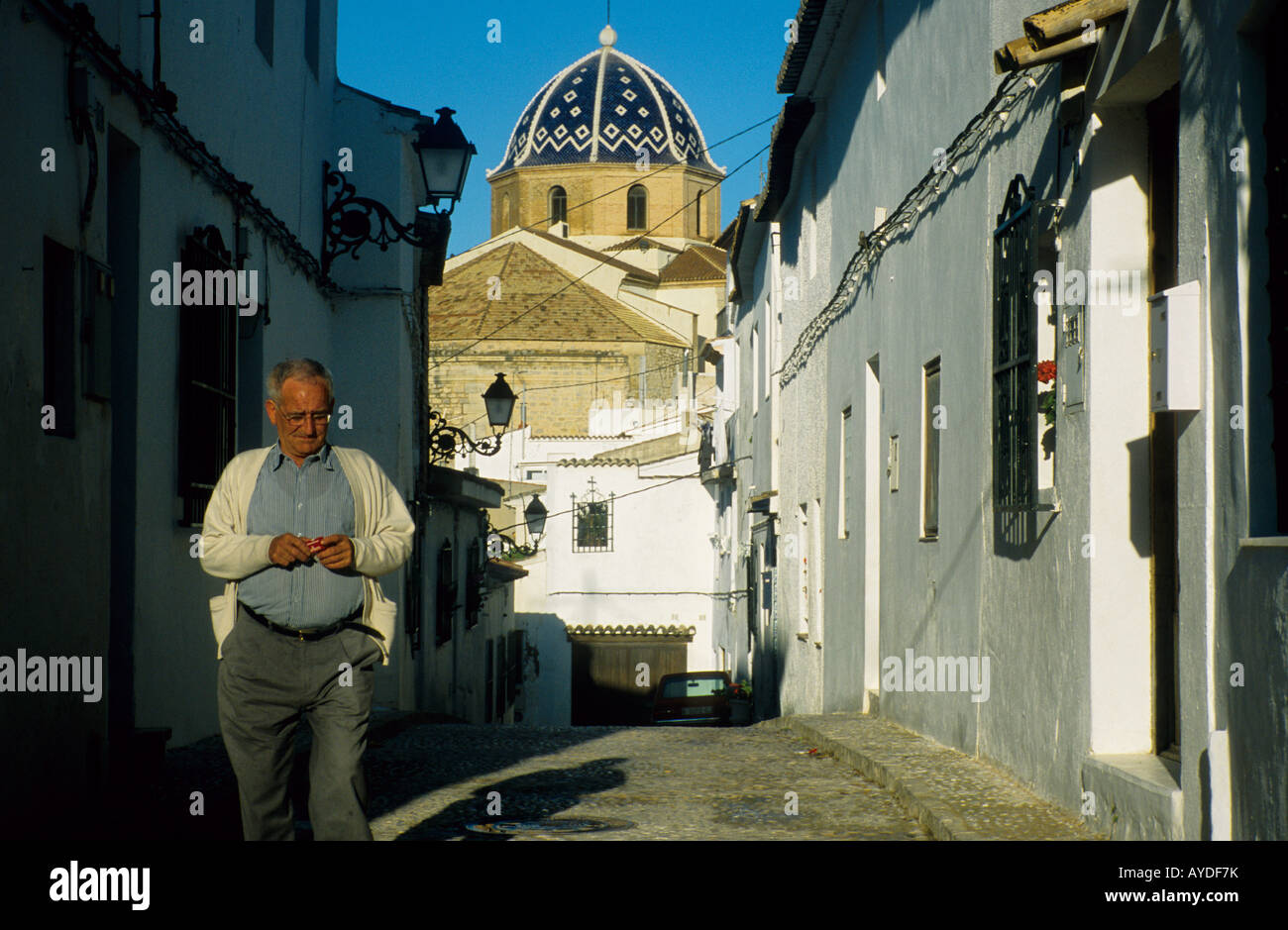 Straßenszene mit Kachel-Spitze Kirche, Altea, Alicante, Costa Blanca, Spanien Stockfoto