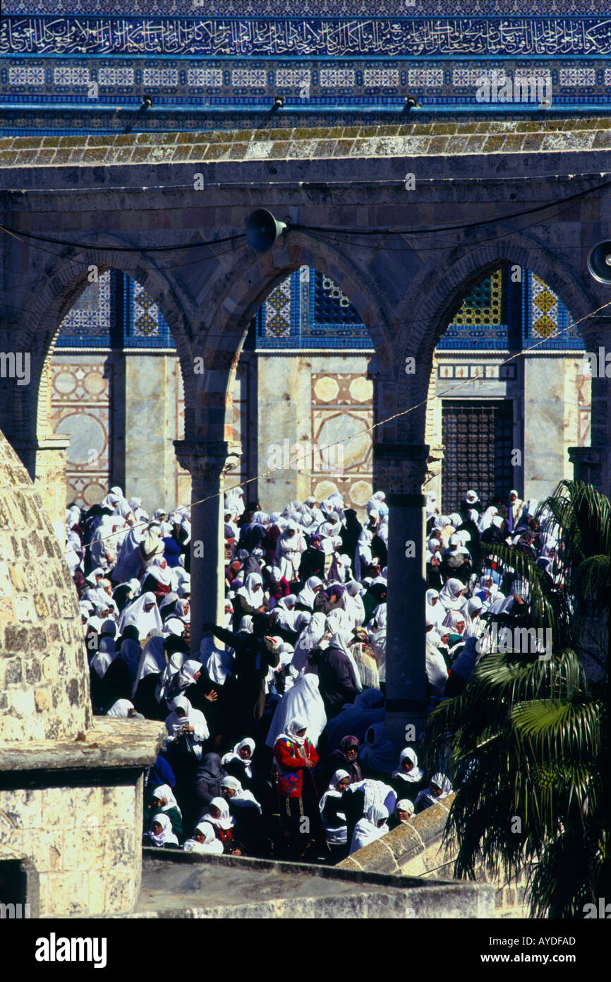 Israel-Jerusalem-Altstadt-Esplanade der Moscheen Menschenmenge Muslem Frauen beten auf eine Ramadan Freitag Stockfoto