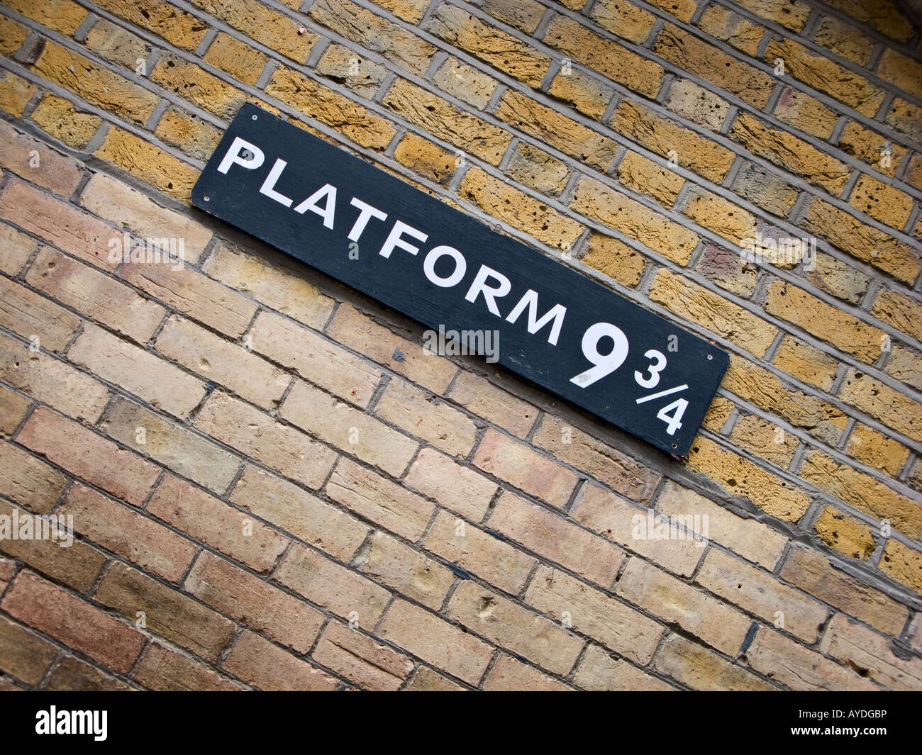 Plattform neun und drei Viertel in London Kings Cross Station, wie J.k K. Rowling Harry Potter Reihe Bücher. Stockfoto