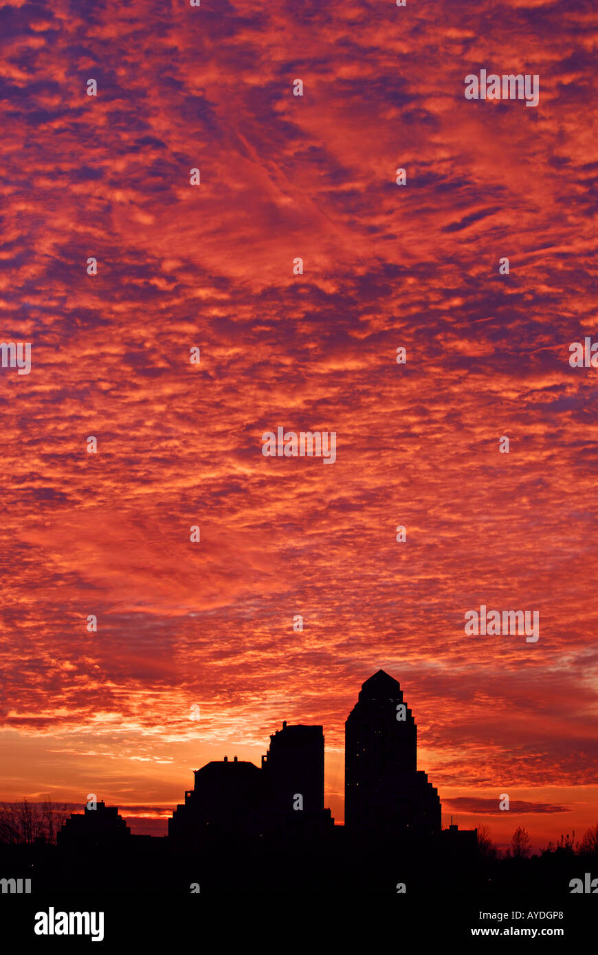 Red Fire Himmel Wolken bei Sonnenuntergang mit Silhouette der Eigentumswohnung Gebäude Toronto Stockfoto