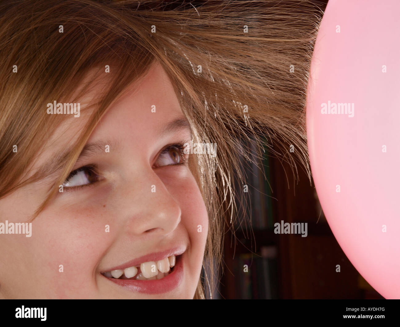 Junge Mädchen Teenager mit Ballon und sehr statisch Haar Physik Experiment Stockfoto