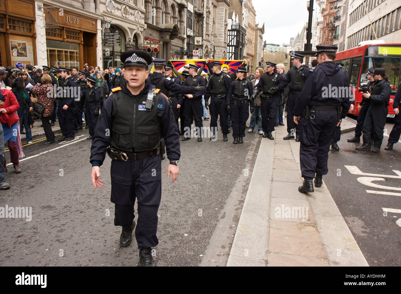 Steuerung Pro Tibet Beijing 2008 Olympic Torch Relay Demonstranten der Polizei Stockfoto Steuerung Pro Tibet Beijing 2008 Olympic Torch Relay Demonstranten der Polizei Stockfoto
