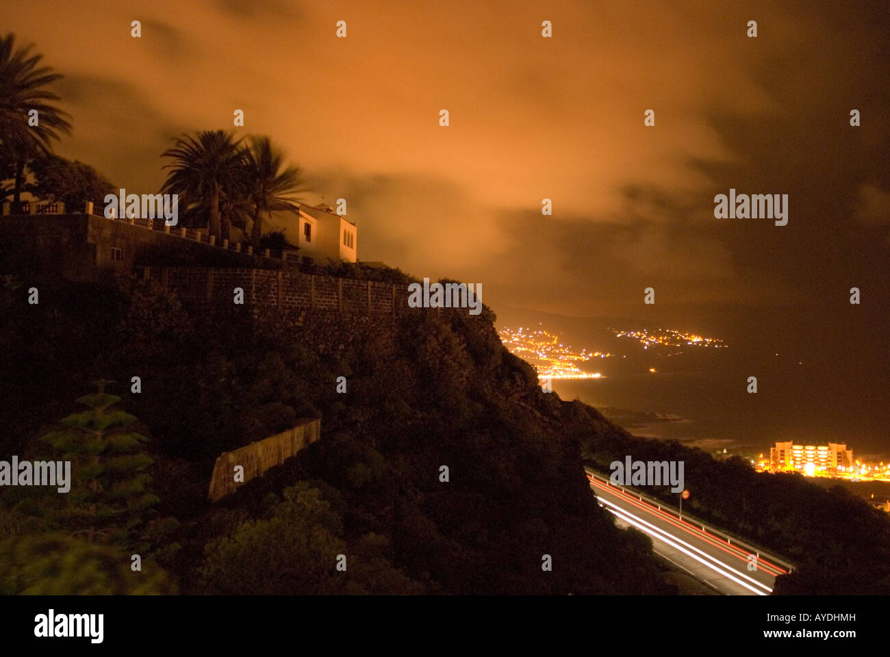 Langzeitbelichtung die Abbildung zeigt einen kolonialen Stlyle Haus auf einer Klippe auf La Palma mit Los Cancajos und Santa Cruz im Hintergrund Stockfoto